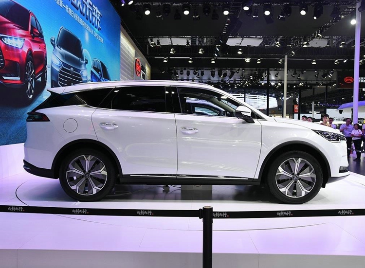 DM汣һ£ʽCDƣֵһǣó265/40 R22̥ԼBremboǯ