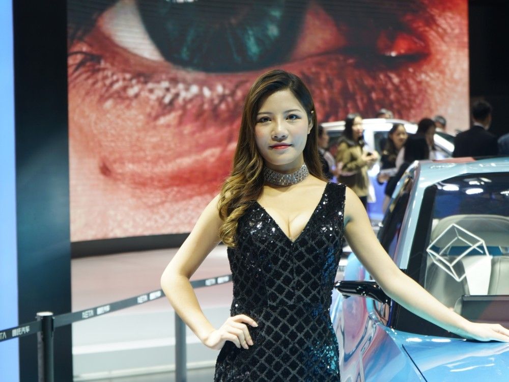 ŮģãֻǺߴĻͻȻֵĵ۾еˡ