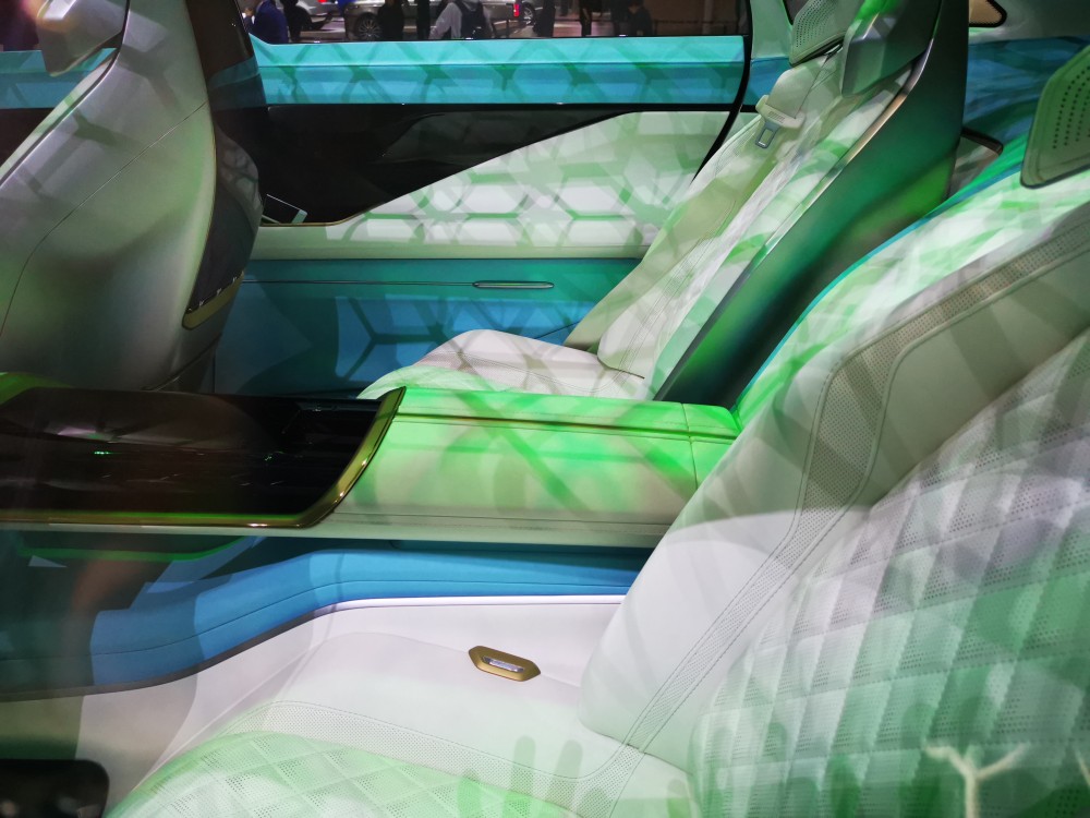 ���³���Ϊ���ų˿��ṩ�˵�����������Ļ������������ִ����ṩ��ר������ʽ���οյ���塣�³��촰���ͬ�����ۣ����÷䳲ʽ��Ʒ�����˾�̾����Ϥ�����������˼�ʻģʽ�£��³����ܶ����β��ֽ������ܵ�����