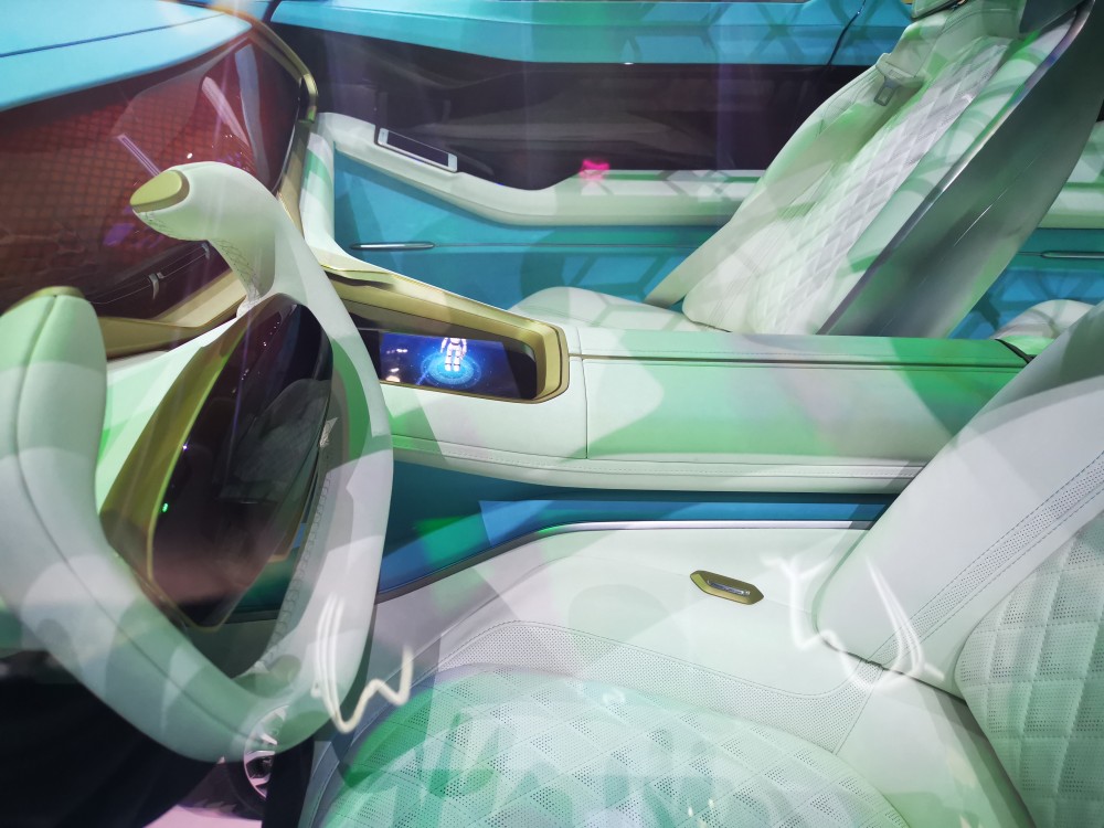 �����䱸�����ʾ����������㣬������������ΪȫҺ���Ǳ���WEY���ܻ�����ʾ��������ϵͳ��ʾ���������������϶�ͬ����Ƕ��һ�������Ű廹�������������ͷ��ʾ��