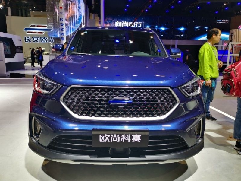 �³�ǰ������դ��һ���Ӵ󣬲��Ҳ��ô��������ʽ������դ��ơ����������ȫLED�ƹ���ϣ���ͷ���忴���Ƹ��㡣