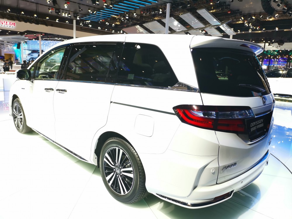 �³��ĳ�β���˻춯���ͱ�ʶ�ͱ��ոܵײ���������ɫװ�����⣬���ಿ�ֵ��������ֿ�ȼ�Ͱ泵�ͱ���һ�¡�