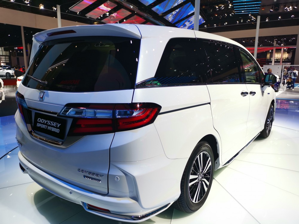 �ڱ����Ϻ���չ�ϣ���������Ϊ���Ǵ����˰µ����񡤻춯���ͣ��ÿ�ʹ������뱾��i-MMD�춯ϵͳ�������ڽ���4�µ���ʽ���С�