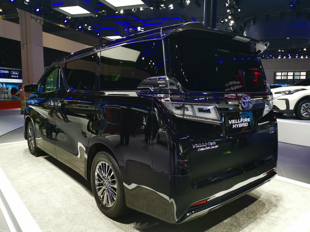 �������棬�³�������2.5L������+�綯���Ļ춯ϵͳ������ۺϹ���155kW��211Ps�������Ť��409N��m��ƥ��E-CVT�����䣬��ȫϵ���ͱ���E-Four����������³������������b�ŷű�׼��