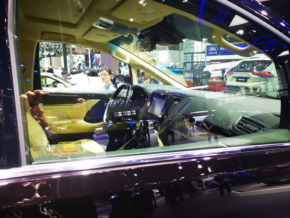 ��ƫ��������ʽ�İ�������ͬ���ǣ�Vellfire������Ƹ�ƫ���������С��³���Ϊ�ṩ��ͨ����˶������������ƣ�����ʽ����������������ḻ��ǰ��դ������ǰ������δ����ʮ�㡣