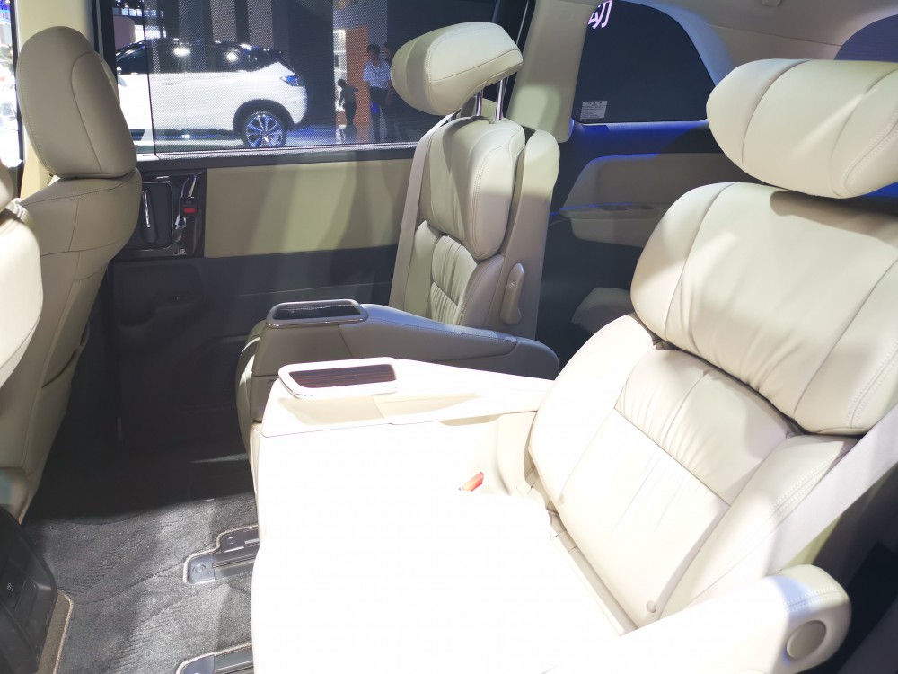 �µ����ڶ������ε�������ͬ������ָ�������������Դ����ǰ����ڣ��������������ҵ��ڣ������һ���ǳ������ĳ����ռ䡣