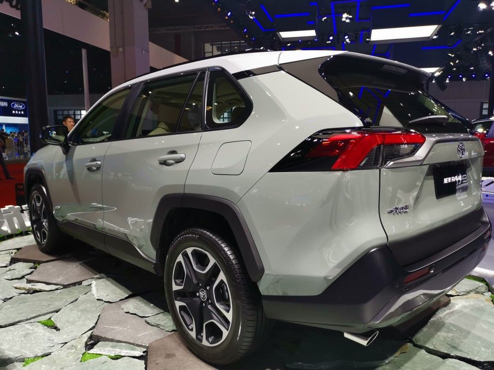 �������棬�³�����������������ͬ��2.5L���ͷ�������2.5L��϶���ϵͳ������ʷֱ�Ϊ209������218����������ϵͳ�ֱ�ƥ��8������һ�������ͻ춯ϵͳר����E-CVT�����䡣