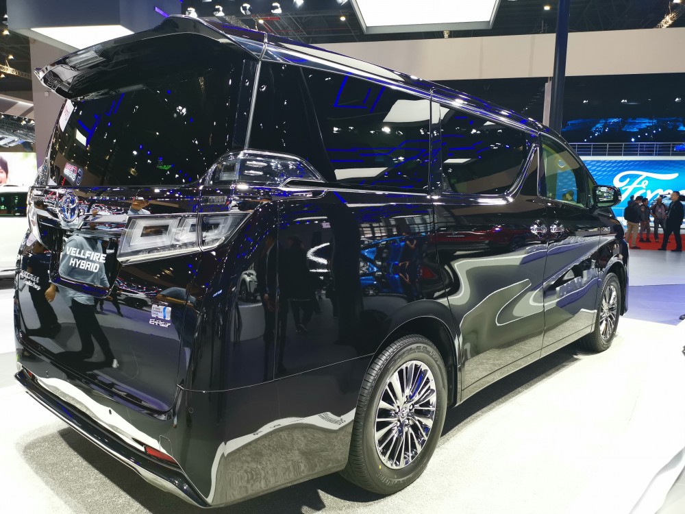 ��չ�ϣ�����ٷ���ʽ���������������춯�泵���ۼۡ��³����Ƴ�����ͣ��ֱ�Ϊ2.5L HV������AY H30L-NFXLB��2.5L HV����AY H30L-NFXVB���ۼ۷ֱ�Ϊ80.50��Ԫ��85.60��Ԫ��