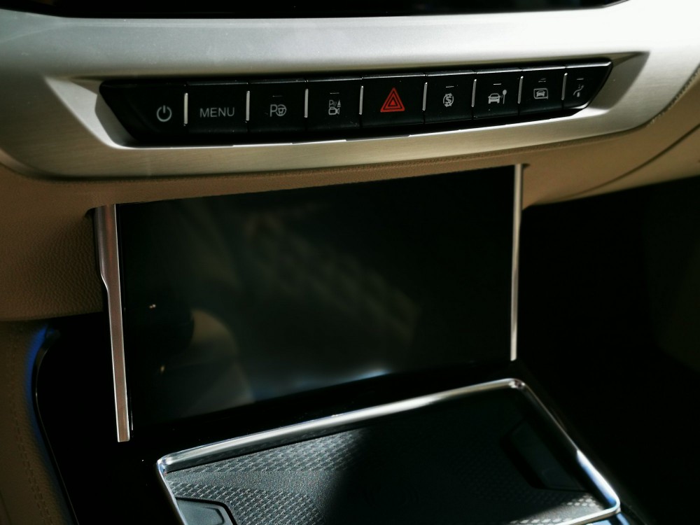 �ڰ�ȫ���ϣ��ó�ƾ��10���Զ���ʻ����ϵͳ��9H��ǿ��ʽ�����ṹ�Լ��޾��Ͽ�·����ǿ����̵�ȫ��λ��ȫ���ã�Ϊ�û����б��ݻ�����