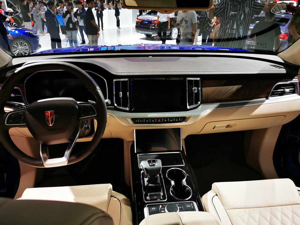 ����HS7���п�̨����ʮ�ֿ��󣬿յ�����ڵ�ϸ�������˾���Ԫ�أ��Ӿ�Ч����Ϊ���������εĲ��ʾ������ϳ˲��ϣ�����Ӧ��ľ�ʡ�Nappa��Ƥ�������Լ������ΰ����װ�㣬���Ҽ���BOSE���죬���г��˺�ǿ�ĺ�����Χ��