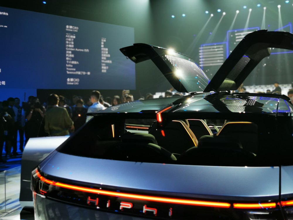 ȫ�����𳬹�500������������ͬʱ��ָ�֪�ˡ����������仯�������״α���5G+V2X��ʵ�ֳ��복�����������ʩ���������硢�����˵ĸ��ٻ�����