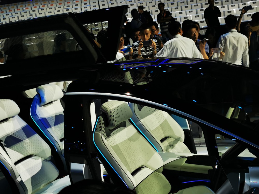 �������򿪷���ԭ���綯ƽ̨���������������±�����������ٶ����ܳ�ռ�ÿռ䣬ʵ�ֳ�Ա���տռ���󻯡�