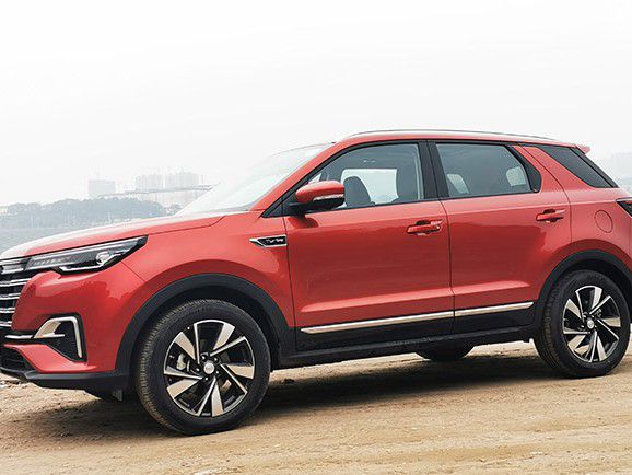 CS55PLUSǳһذռSUVֵͣߡеΣڼݳϻǳʵ˵CS55PLUS־⣬һӵбʵĳ͡