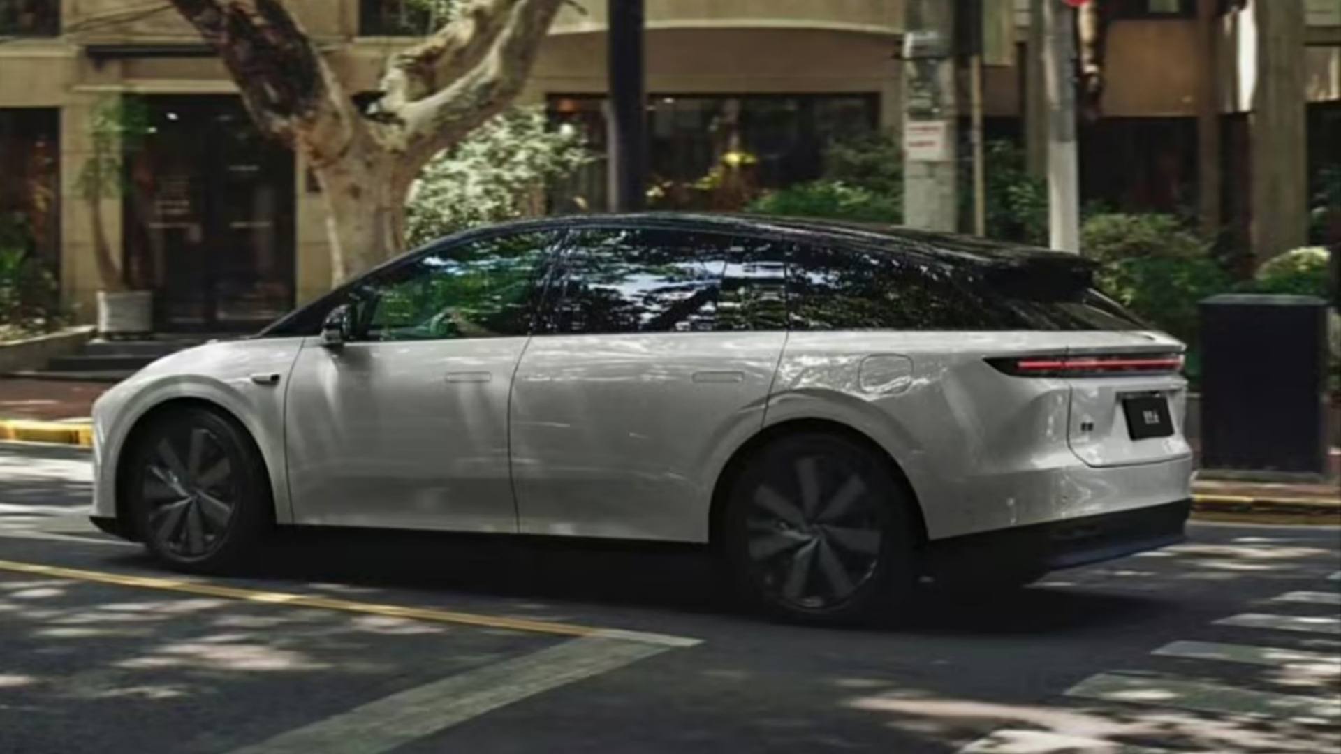 ����i6ɱ���ˣ�������վ�д���SUV������