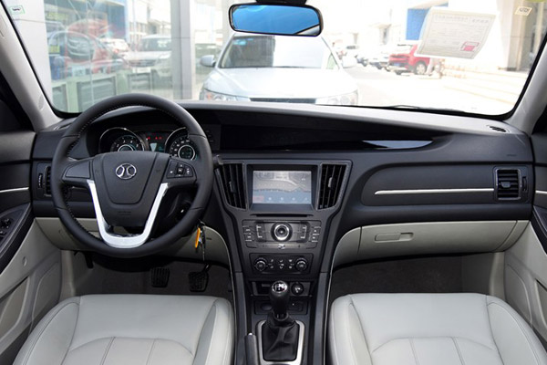 绅宝D50内饰.jpg