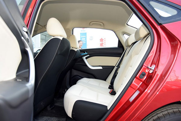 长安悦翔V7空间.jpg