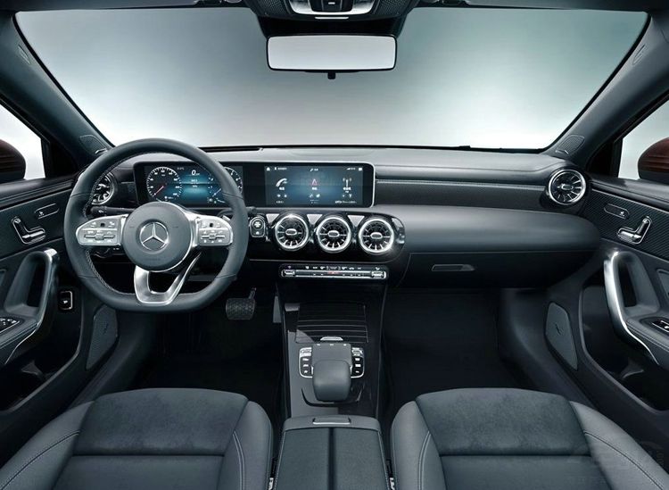 扭力梁双离合的国产奔驰A级 对比宝马1系 扭力梁双离合的国产奔驰A级 对比宝马1系