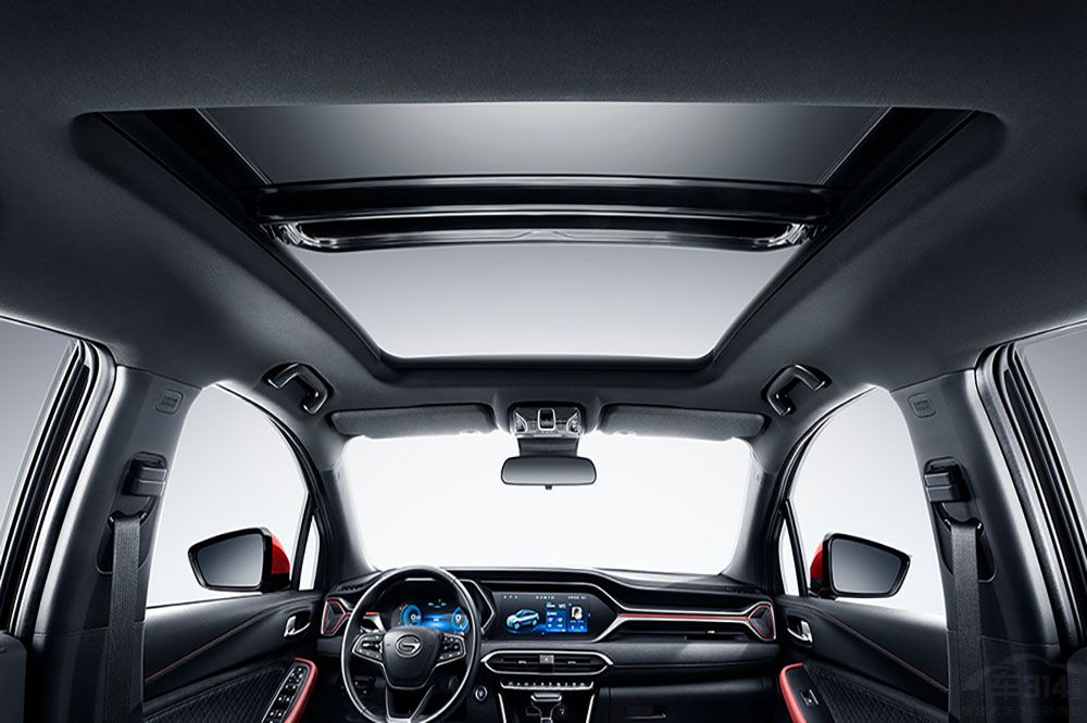 ����SUV��һ�߹�ʱ�̣�5��������SUV�̵�