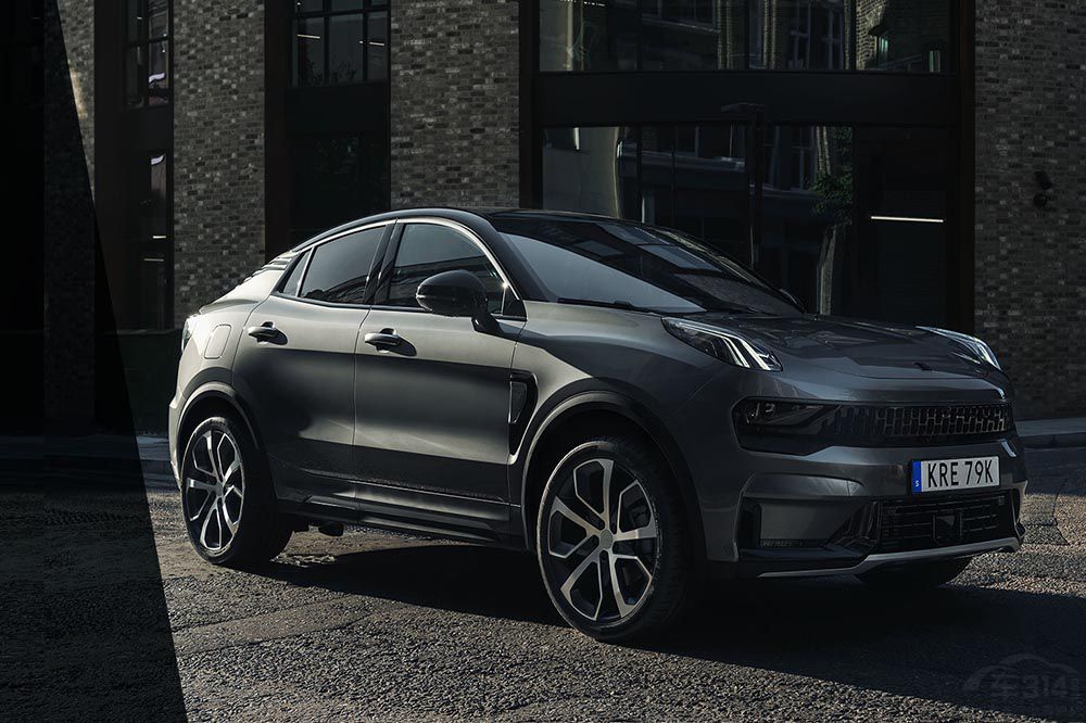 ����SUV��һ�߹�ʱ�̣�5��������SUV�̵�