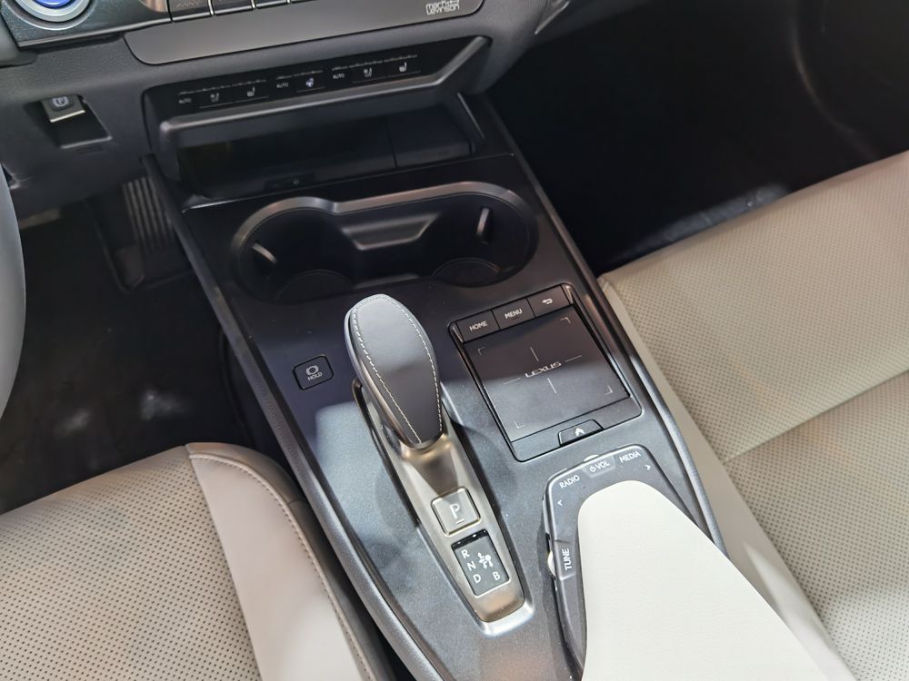 400 ׿˹UX 300e쳵չ