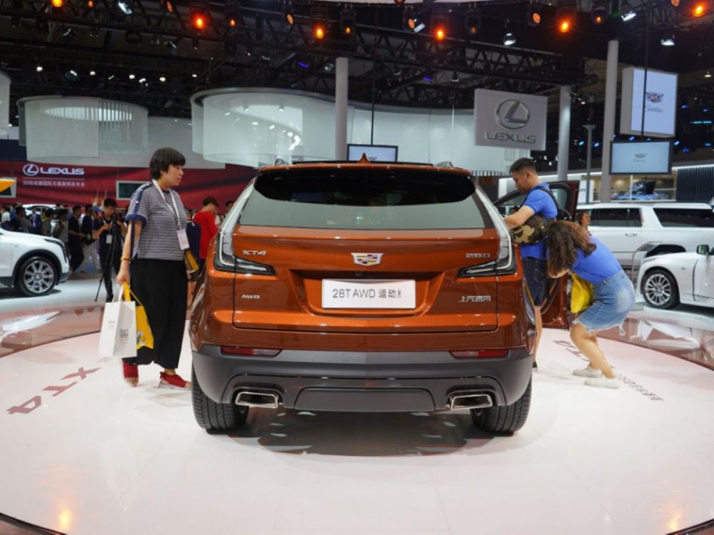 һ���̵��ϰ������µĺ���SUV���ѡ��