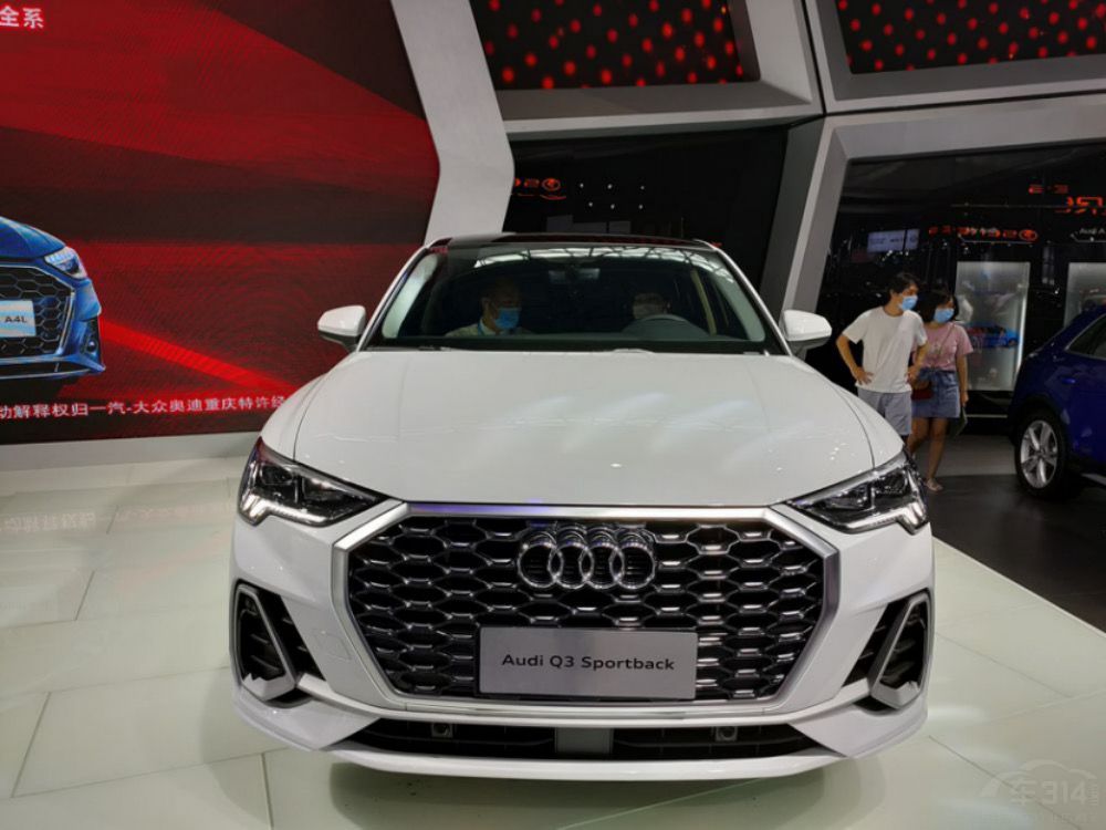 һ���̵��ϰ������µĺ���SUV���ѡ��