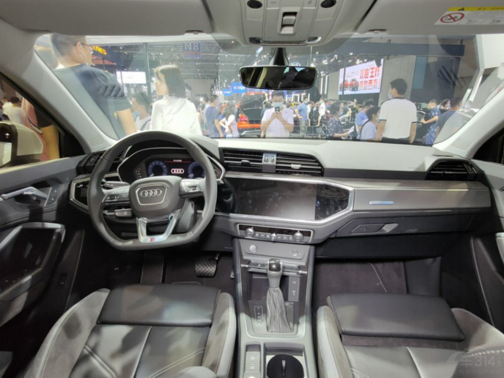 һ���̵��ϰ������µĺ���SUV���ѡ��