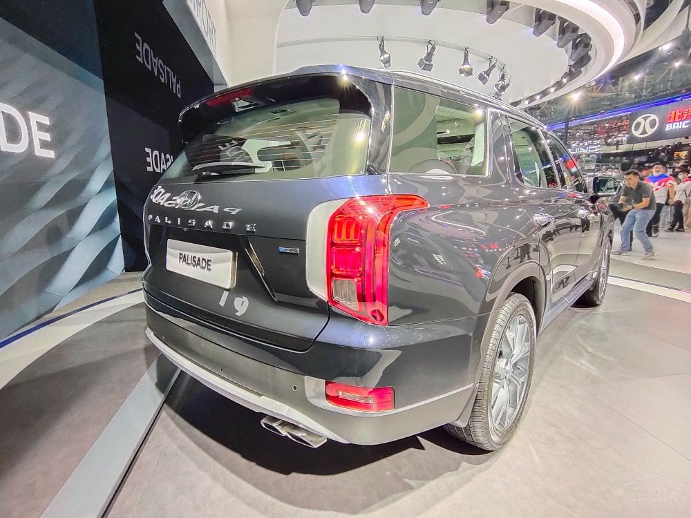 30����Ĵ�SUV ��������򷢶����ͳ�