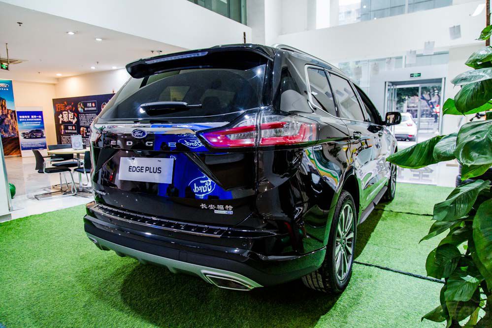 30����Ĵ�SUV ��������򷢶����ͳ�