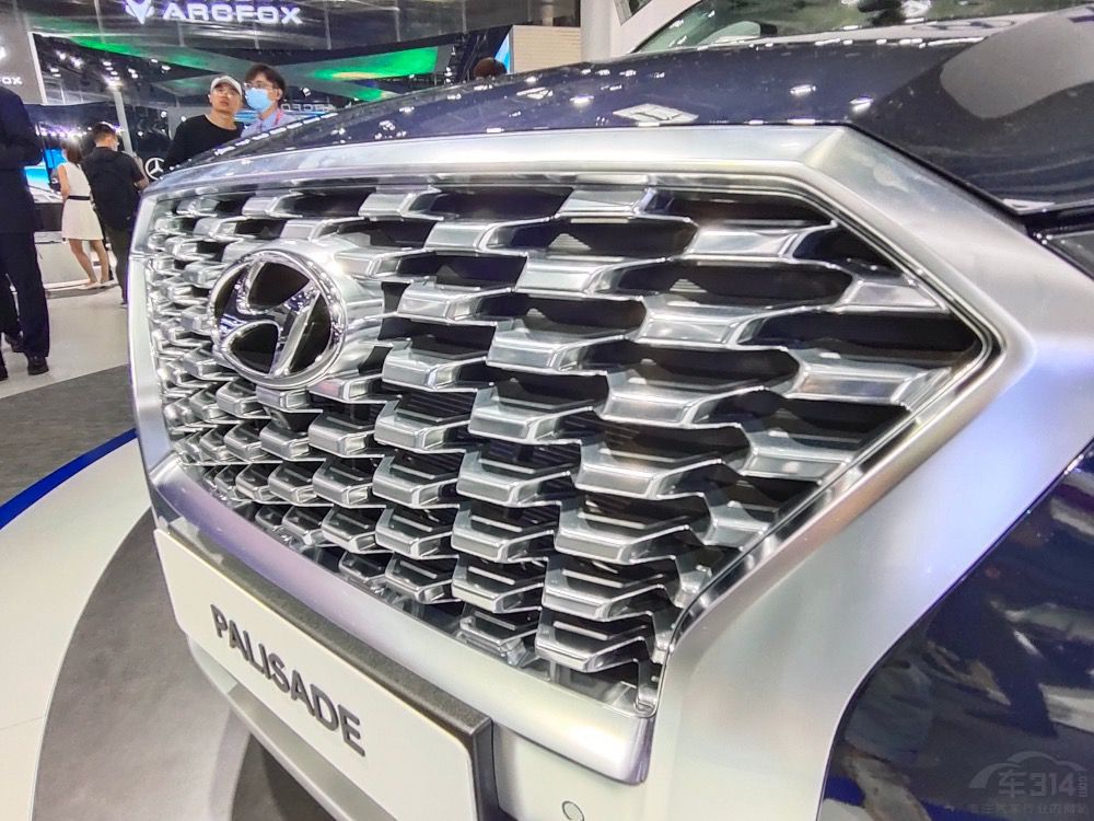 30����Ĵ�SUV ��������򷢶����ͳ�