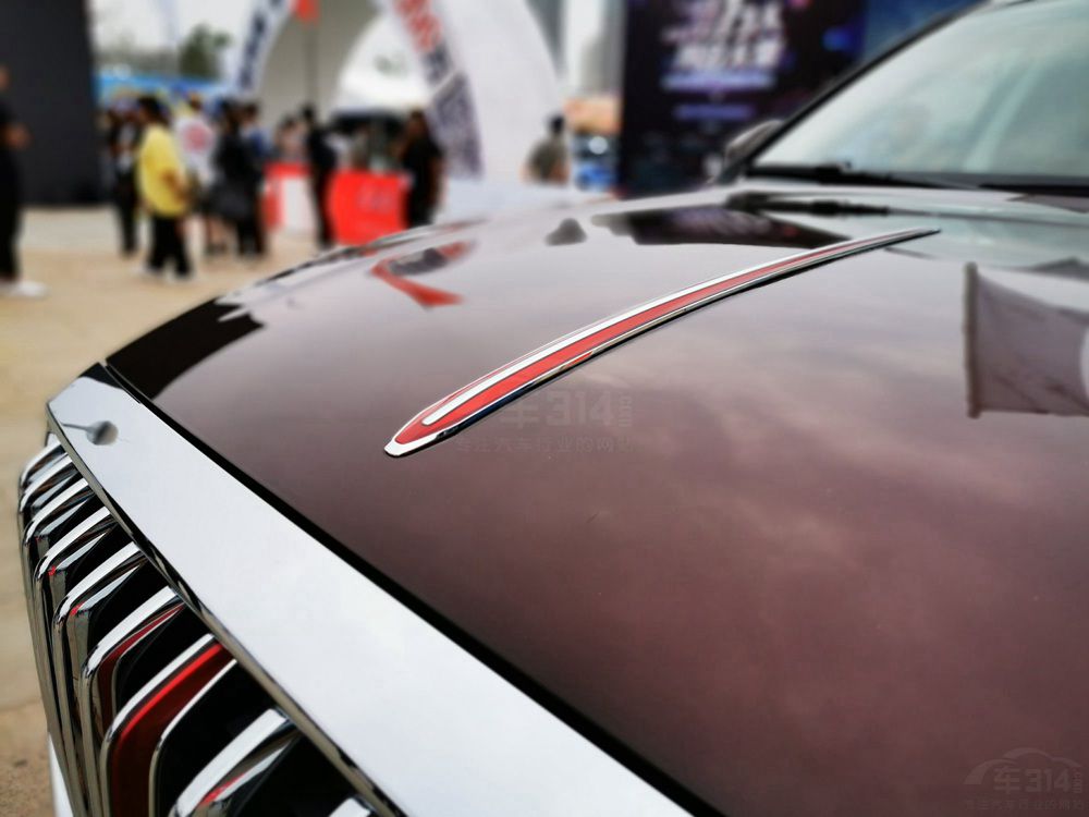 30����Ĵ�SUV ��������򷢶����ͳ�