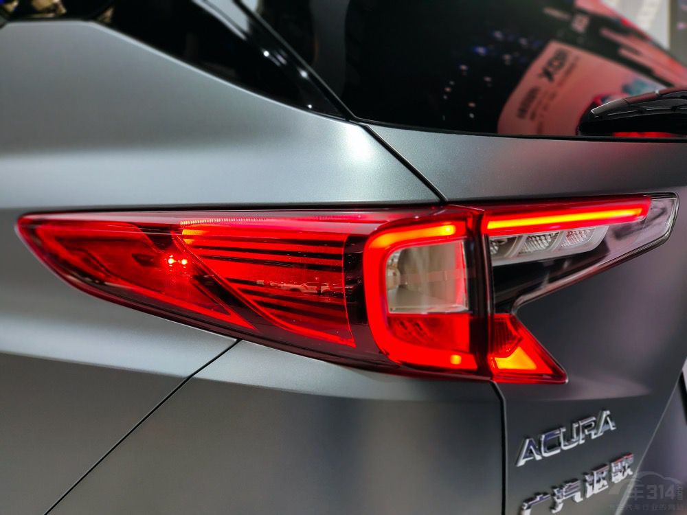 30����Ĵ�SUV ��������򷢶����ͳ�