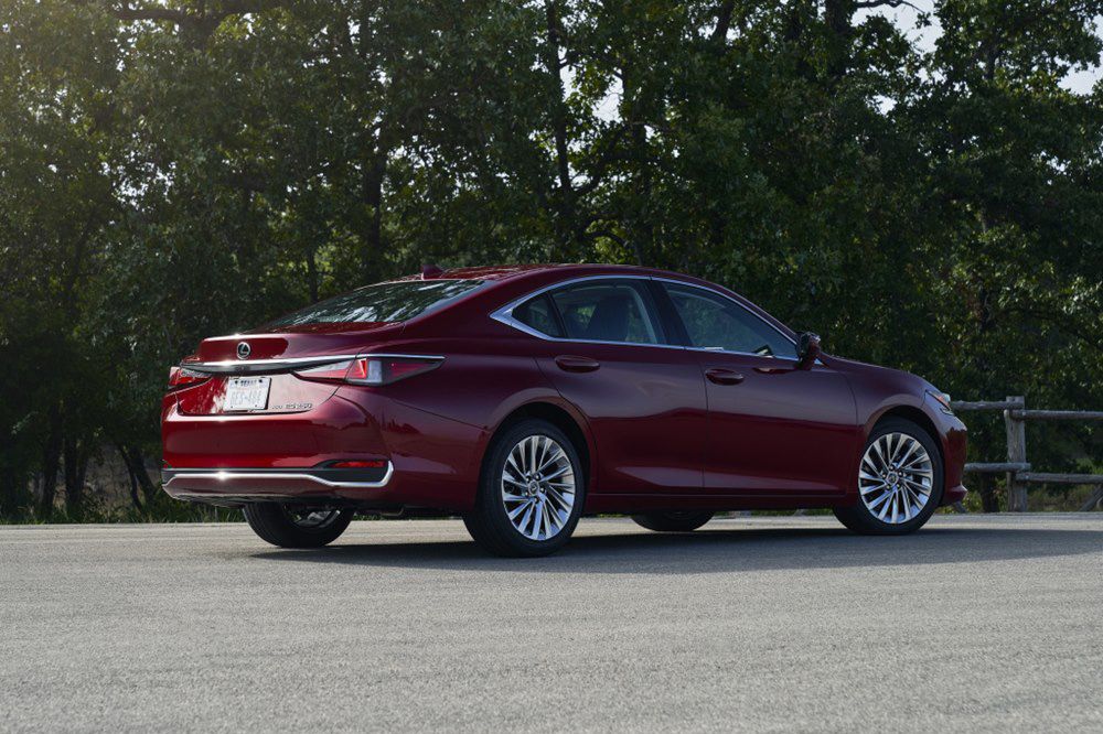 ���ߺ���Ʒ��ѡ˭ ES��CT6�Ŀ������Ĳ�