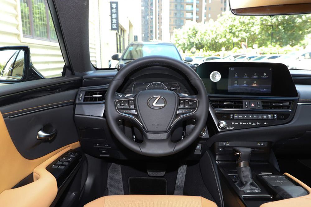 ���ߺ���Ʒ��ѡ˭ ES��CT6�Ŀ������Ĳ�