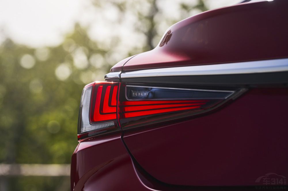 ���ߺ���Ʒ��ѡ˭ ES��CT6�Ŀ������Ĳ�