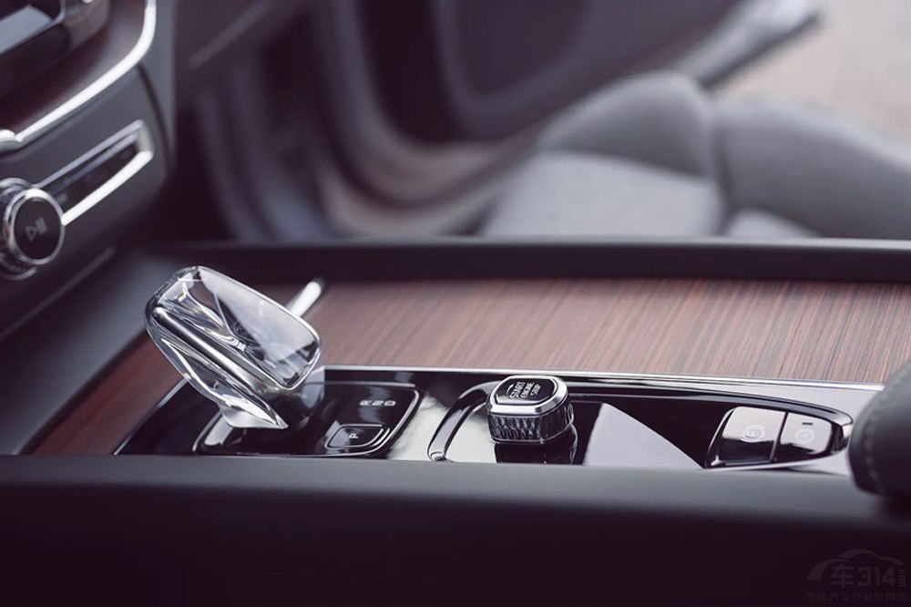 ȫ�±���X3�ԱȺ������XC60��ϲ��˭��