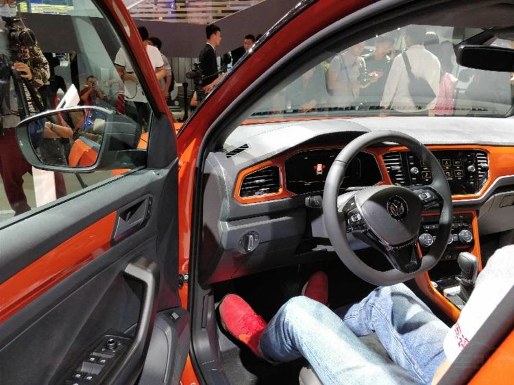 27����ֻ�����γ���һ�������Ƴ���SUV