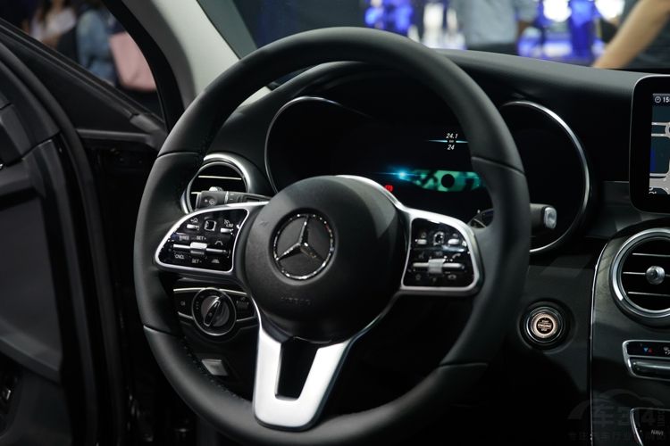 奔驰C级旅行售价达40万 奔驰C级旅行售价达40万 却用1.5T发动机