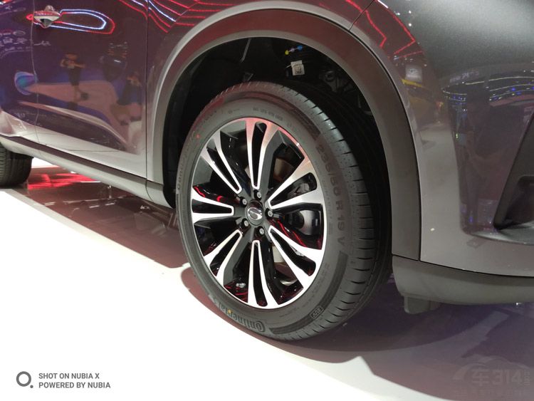 脱胎换骨转变 全新传祺GS5亮相广州车展 脱胎换骨转变 全新传祺GS5亮相广州车展