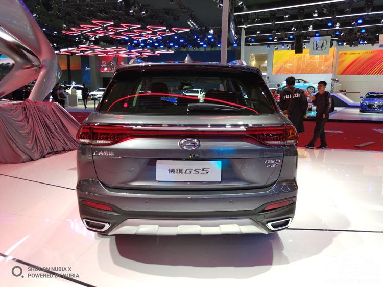 脱胎换骨转变 全新传祺GS5亮相广州车展 脱胎换骨转变 全新传祺GS5亮相广州车展