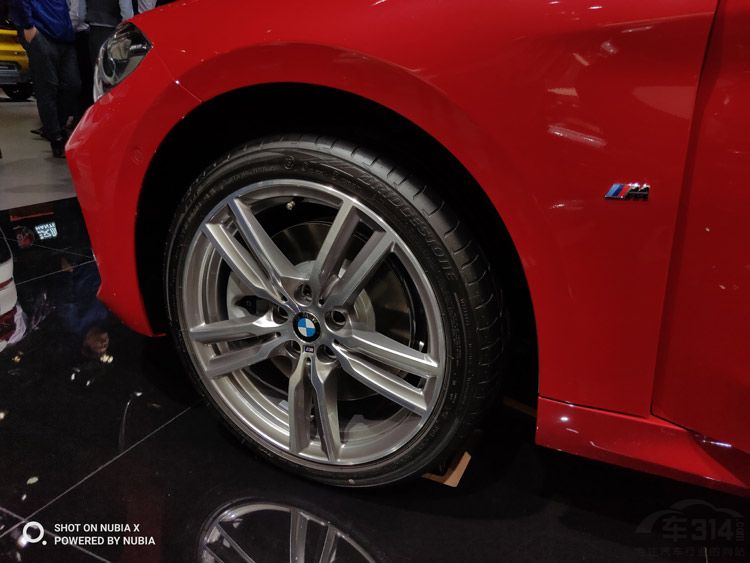 舍弃三缸发动机 宝马1系三厢M版亮相车展 舍弃三缸发动机 宝马1系三厢M版亮相车展