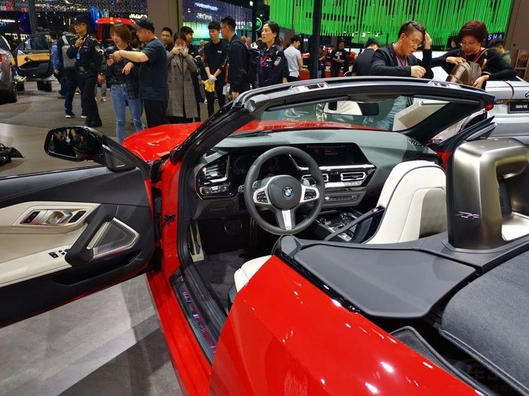 全新宝马Z4延续修长车头设计 全新宝马Z4延续修长车头设计 提供手动车型