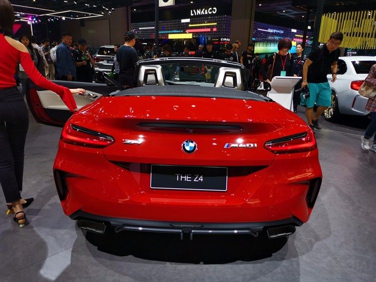 全新宝马Z4延续修长车头设计 全新宝马Z4延续修长车头设计 提供手动车型
