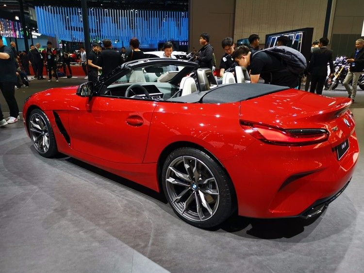 全新宝马Z4延续修长车头设计 全新宝马Z4延续修长车头设计 提供手动车型