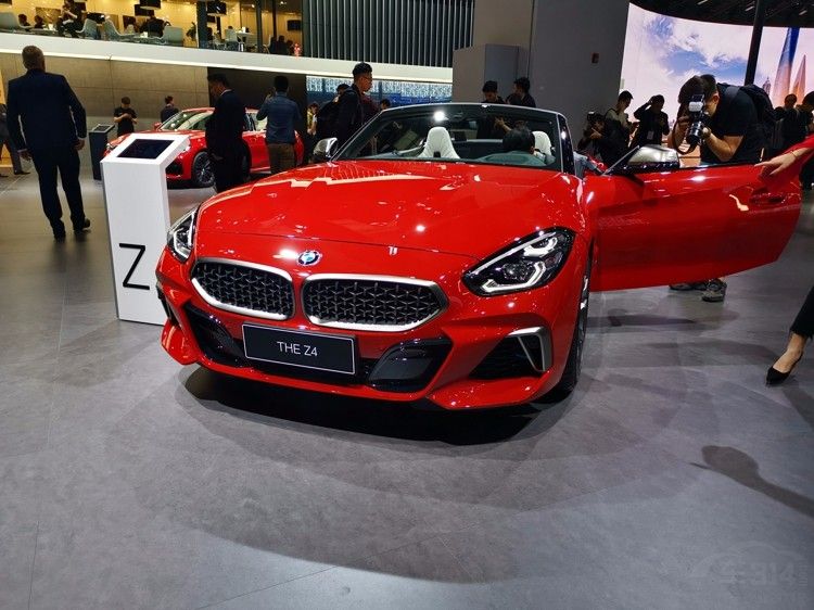 全新宝马Z4延续修长车头设计 全新宝马Z4延续修长车头设计 提供手动车型