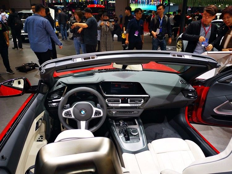 全新宝马Z4延续修长车头设计 全新宝马Z4延续修长车头设计 提供手动车型