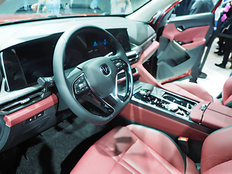 ����Ʒ����˧SUV CS75Plus�����Ϻ���չ