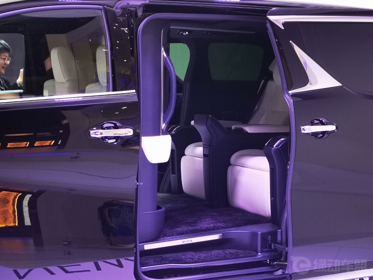 升级版埃尔法来了 雷克萨斯LM亮相上海车展 升级版埃尔法来了 雷克萨斯LM亮相上海车展