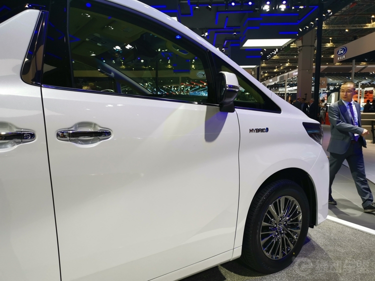 换里不换壳 丰田埃尔法双擎版本车展亮相 换里不换壳 丰田埃尔法双擎版本车展亮相