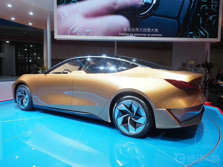 �Ϻ���չ�쳵������ ˭��δ�����������ӣ�